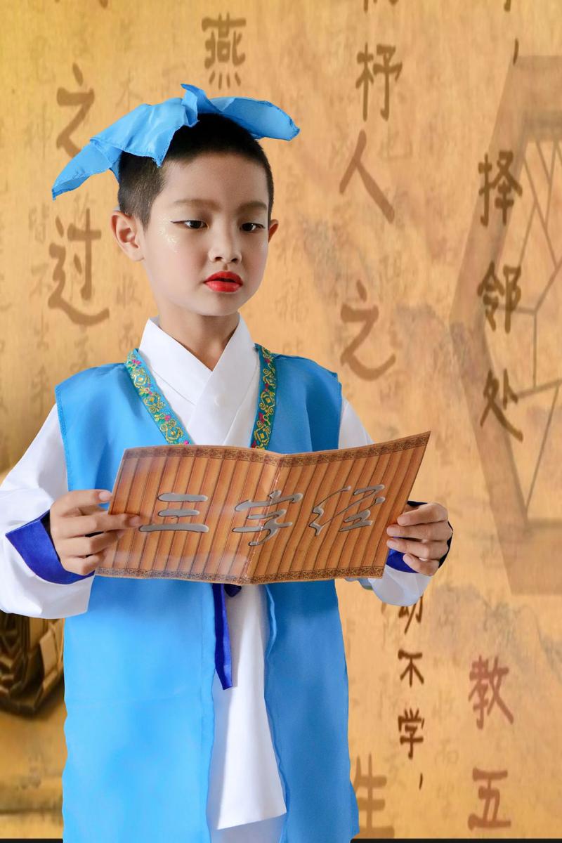 幼儿在温馨客厅里开心背诵三字经的抓拍