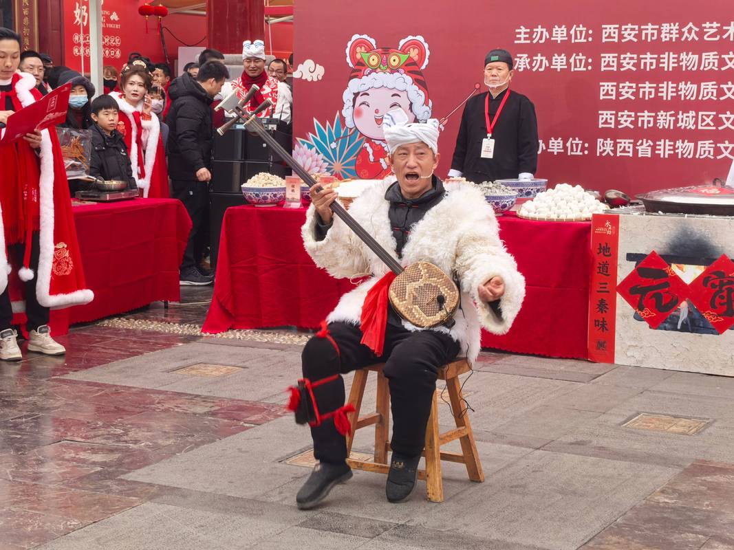 陕北清涧庙会盲人说书弹三弦场景
