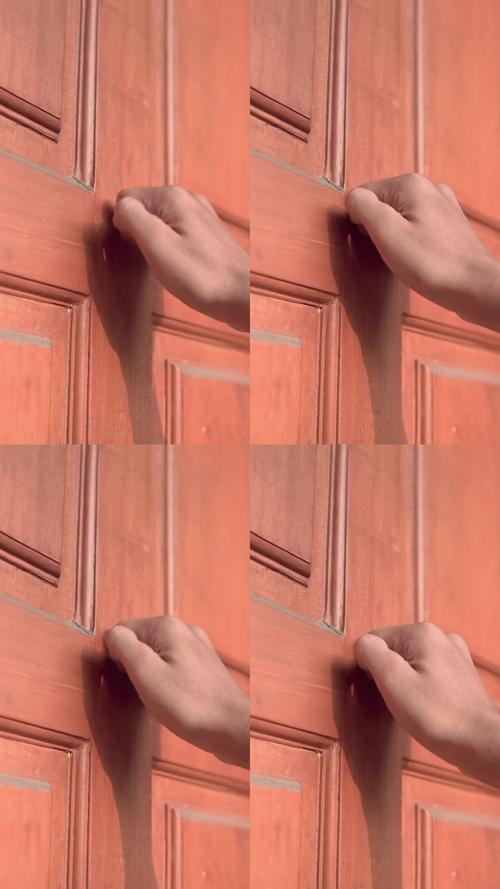 一个人用手掌拍打关好的门 动作记忆提醒法