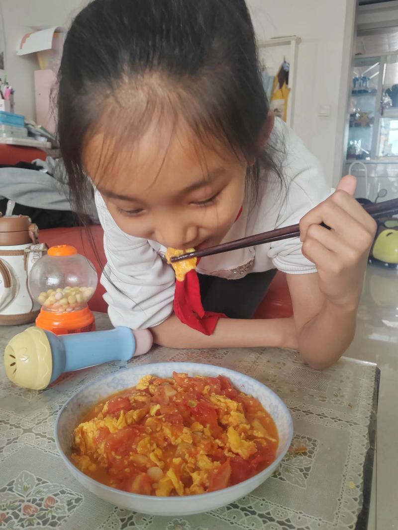 小学劳动课学生做蛋炒饭现场