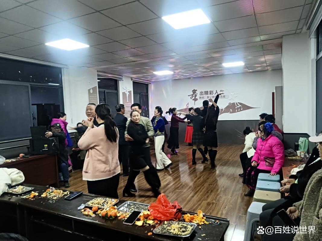 祖辈茶话会上展示的老式卡尺和工作笔记