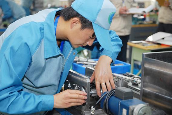 工厂经理与工人沟通手指夹具