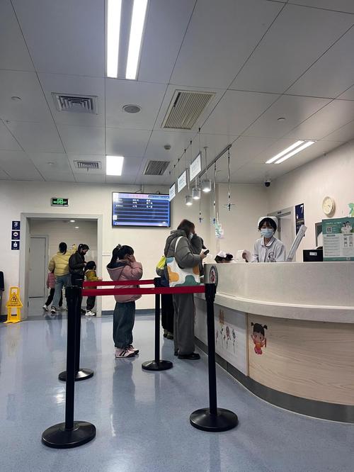 社区医院留观室妈妈给发烧孩子看家长群截图