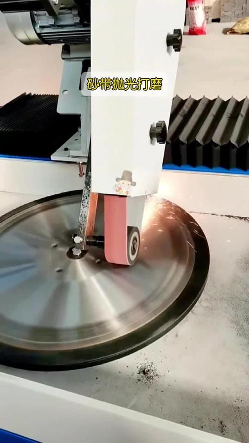 工业砂光机精细打磨金属表面纹理
