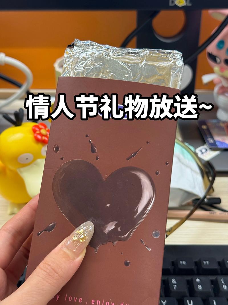 情侣拆开礼物惊喜表情特写