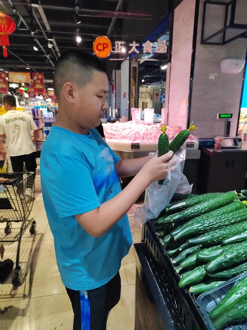 孩子拿钱在菜市场买菜