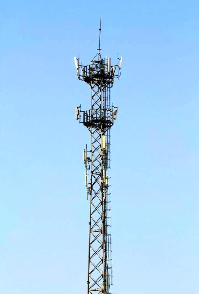 城市楼顶密集的5G基站天线