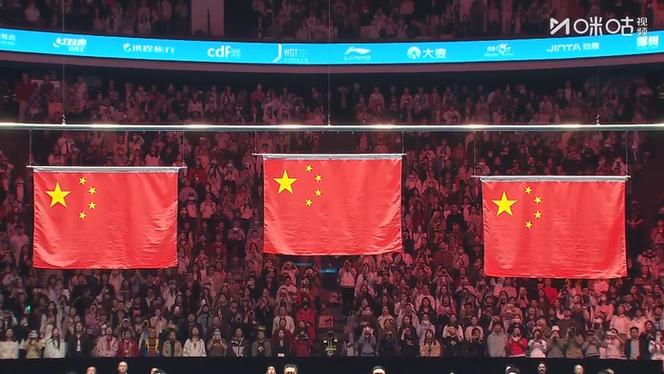 亚运会电竞比赛中国队夺冠现场国旗升起