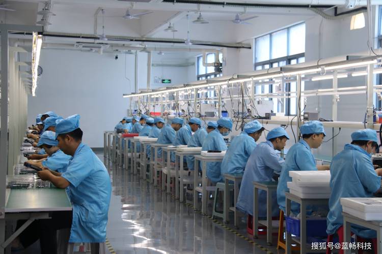 车间产线停机时操作工蹲在设备旁记录参数的场景