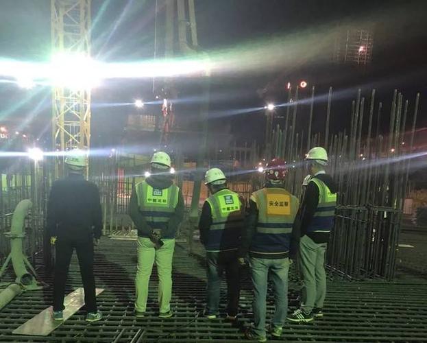深夜工地监理工程师旁站混凝土浇筑