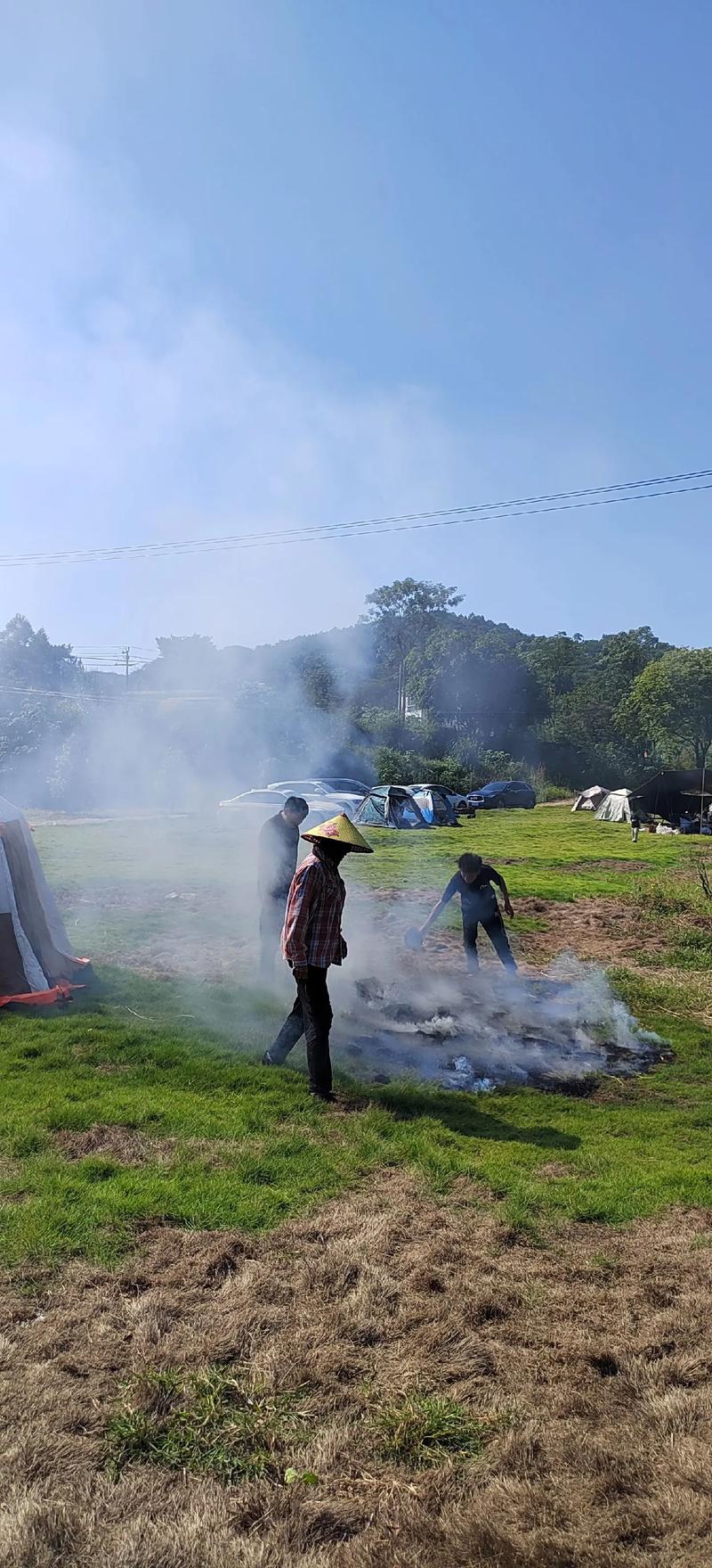 户外露营指定区域安全生火场景