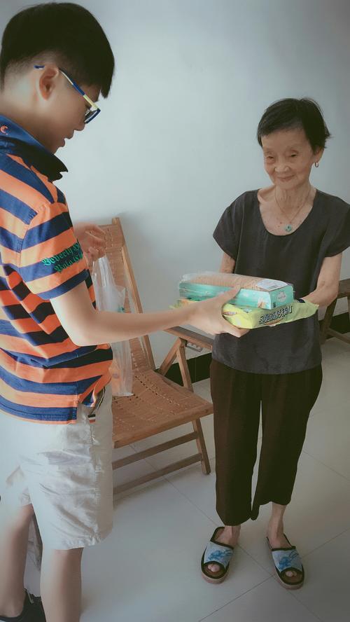 儿童帮独居老人送代买物品上门场景