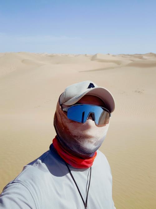 全身包裹防晒的旅行者沙漠自拍