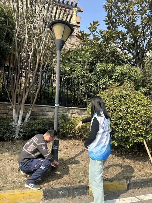 退休工人物业返聘修路灯现场图