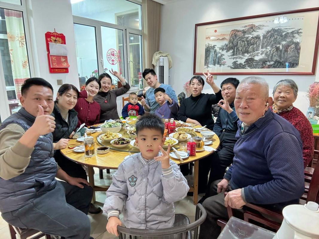 重组家庭春节吃饭合影