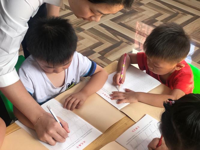 小学生书桌摊开语文试卷家长辅导场景