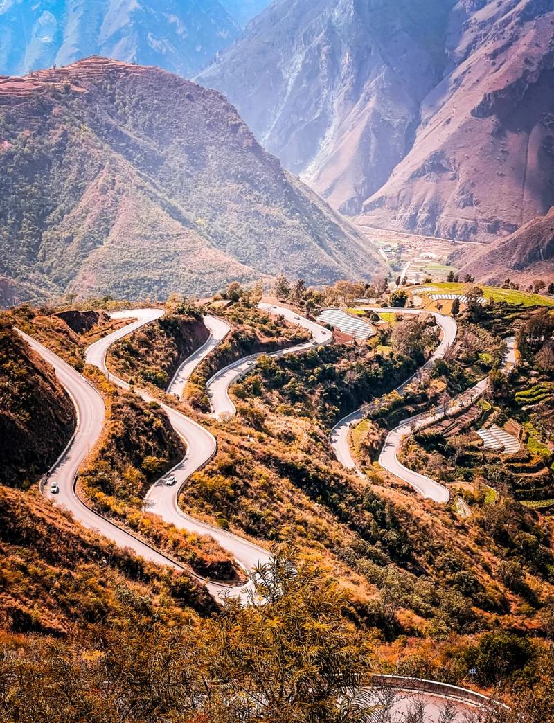 云南元阳梯田核心区盘山公路风景