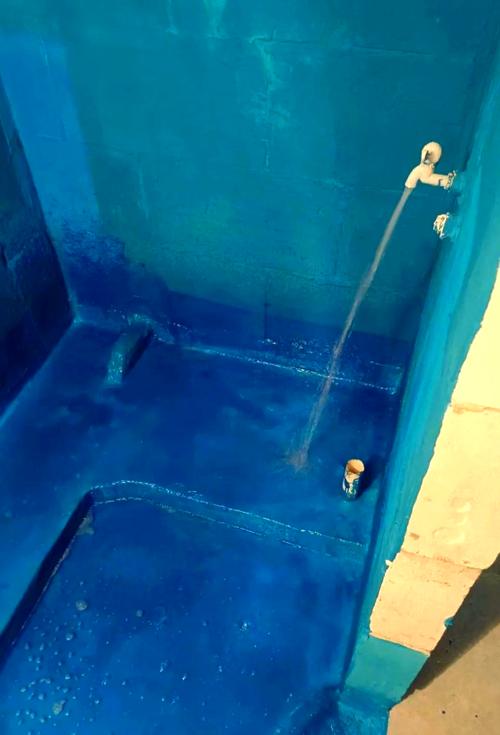 老房卫生间闭水试验施工现场图