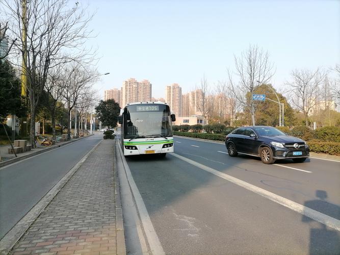 城市道路上一前一后行驶的公交车