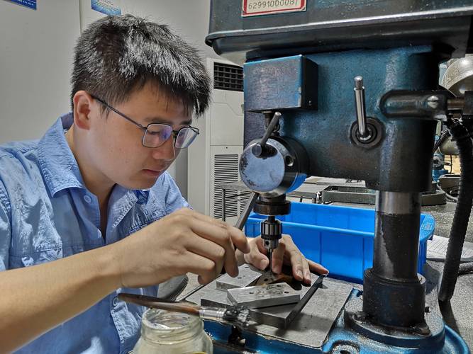 车间老师傅手工铰孔操作实拍