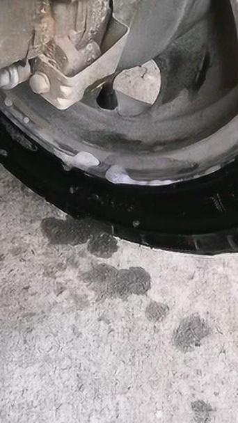 汽车铝合金轮辋边缘锈蚀漏气实拍