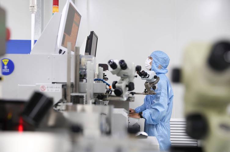 苏州生物基材料中试车间内科研人员调试生产设备