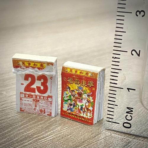 老式木质挂历架挂着撕剩半本的旧日历