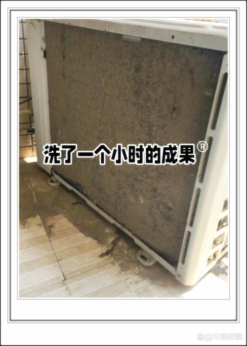 沾满霉斑灰尘的家用空调散热片特写