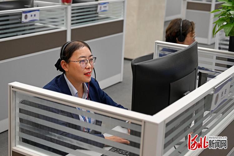 劳动者在办公室拨打12333投诉电话场景