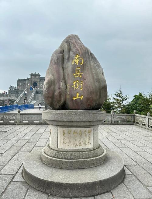 衡山南岳大庙朱红墙檐下的古碑石刻
