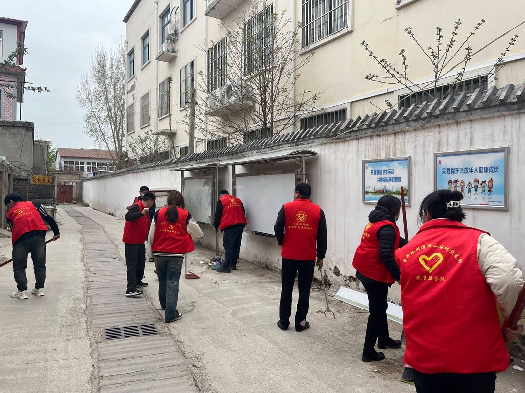 社区矫正对象参加社区公益清扫活动现场