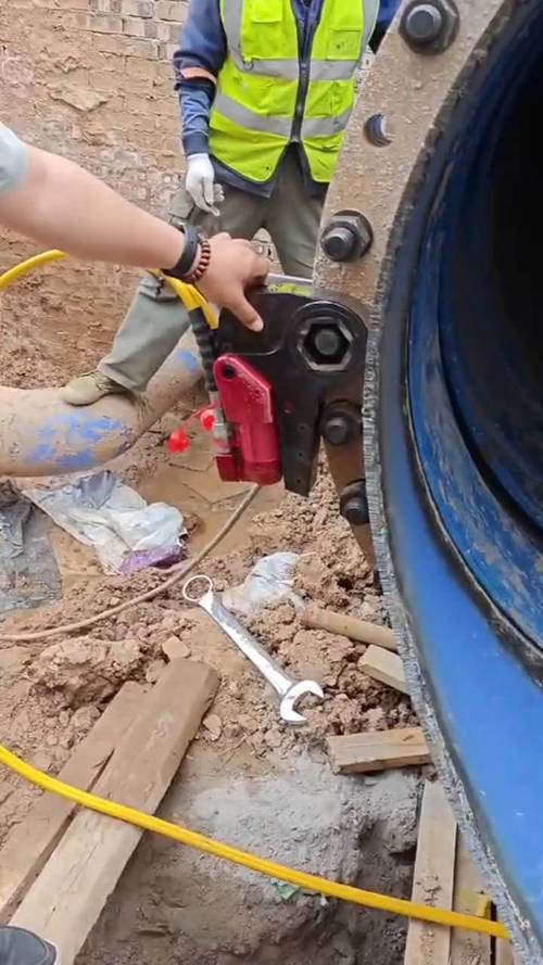 工人使用扭矩扳手拧紧液压接头