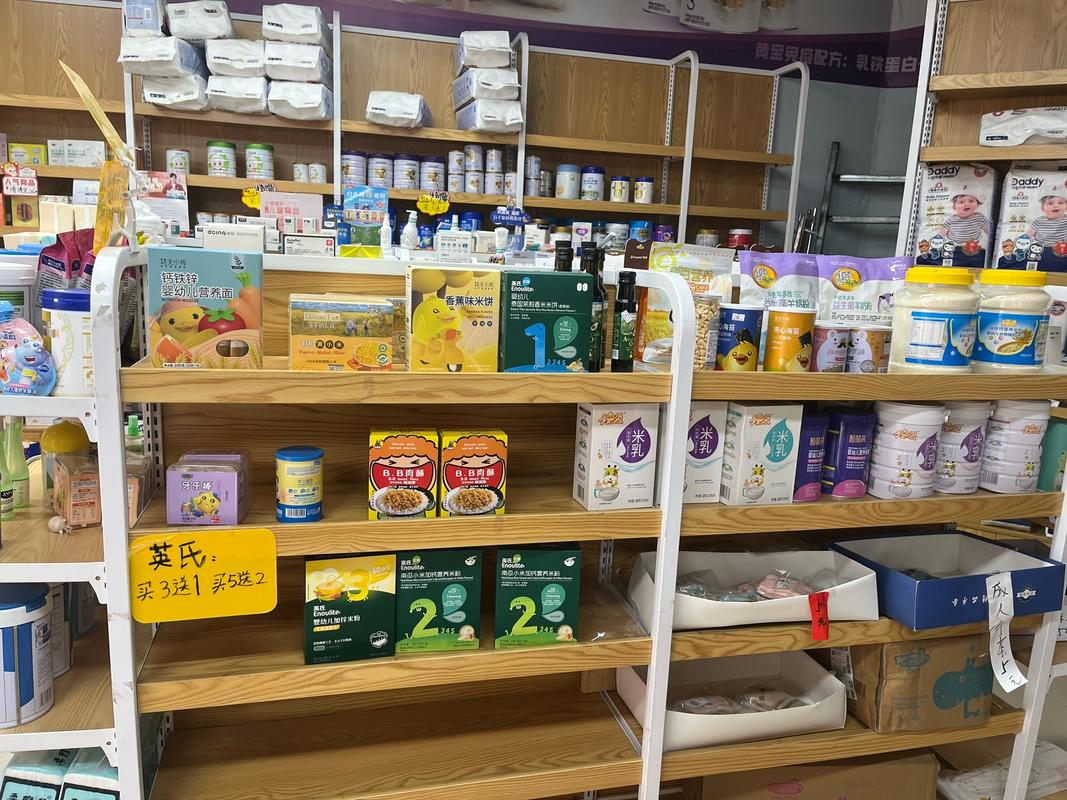 母婴店导购向新手妈妈推荐高价儿童保健品的实拍场景