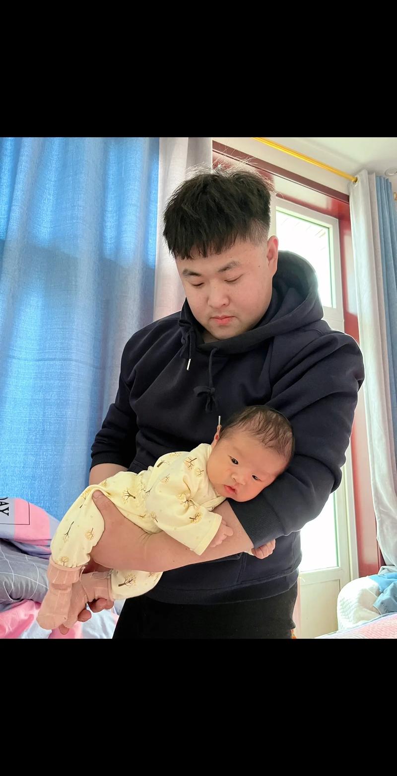爸爸训练营学员集体练习婴儿飞机抱