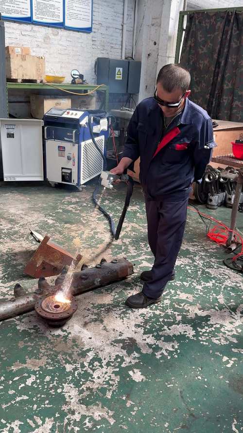 手持激光清洗设备在船厂作业