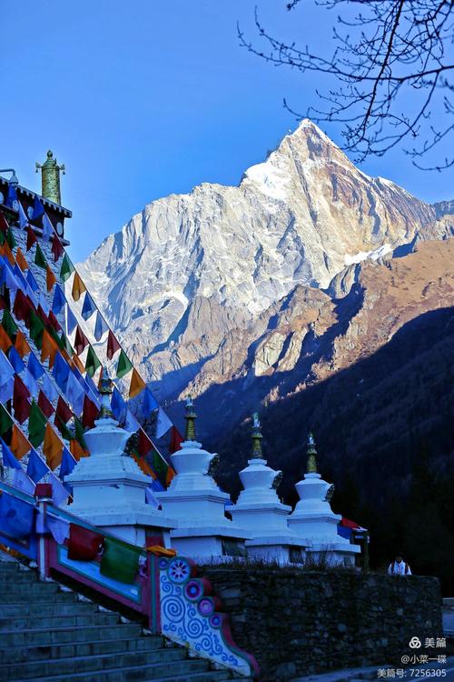 四姑娘山转山步道彩色经幡远景