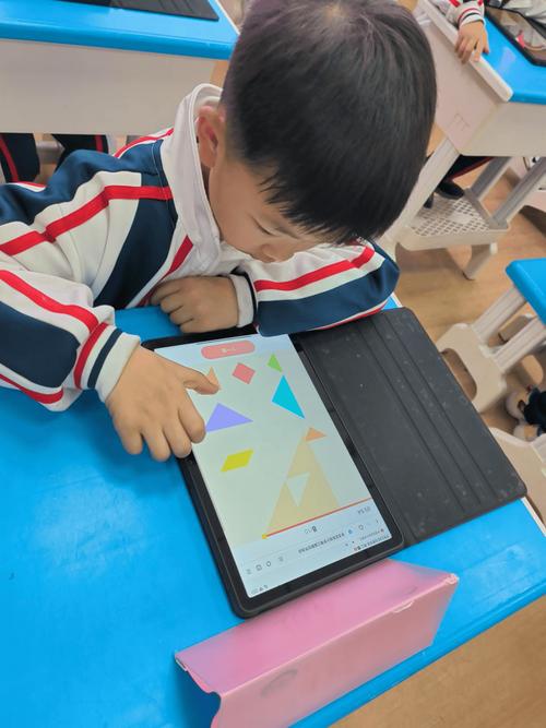小学课堂上学生用平板玩嵌了数学习题的闯关教育游戏