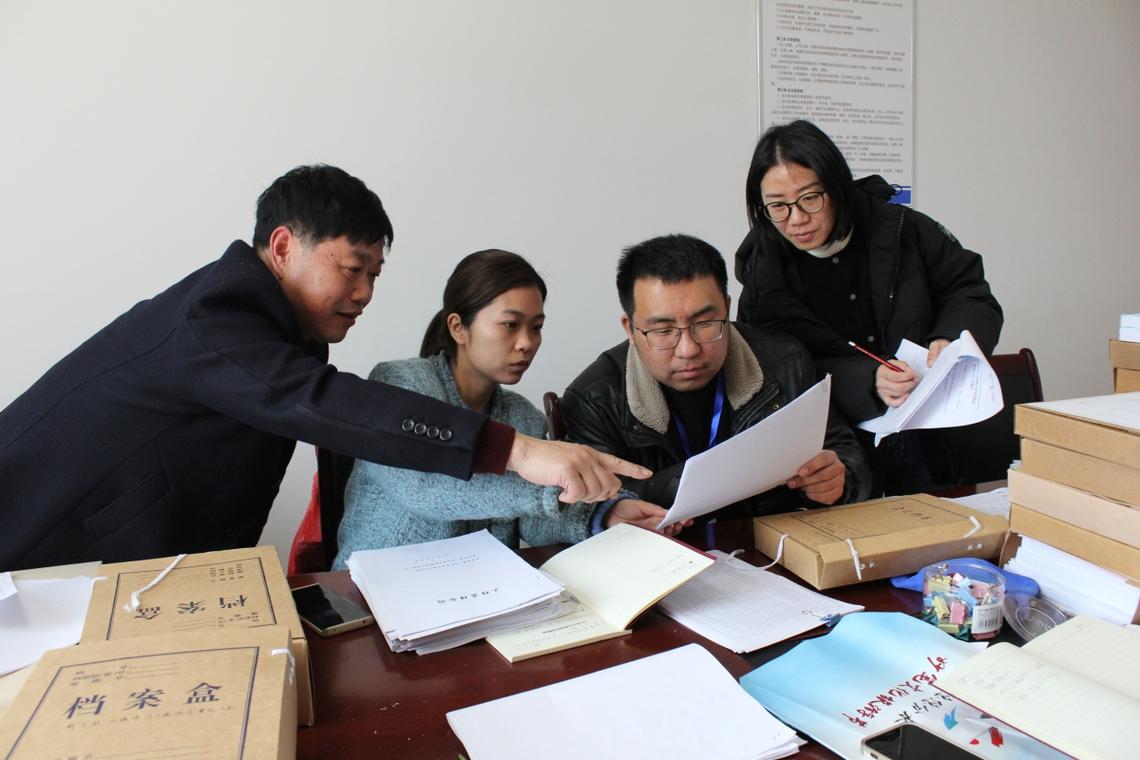 拆迁律师现场调查取证工作照