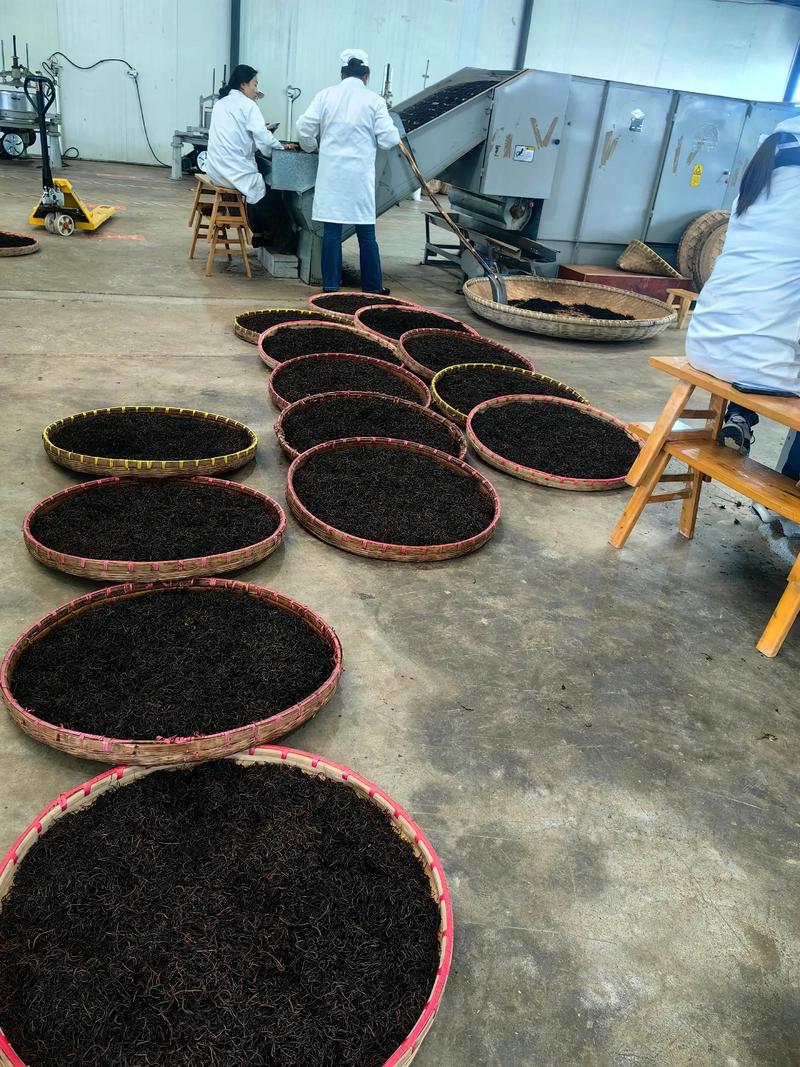 工业车间中控操作台放的热红茶