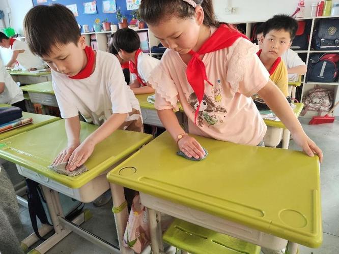 小学生自己维修课桌椅劳动场景