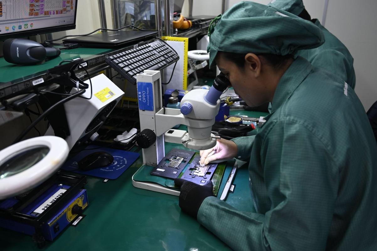 电子组装车间工业工程师现场测工时实拍图