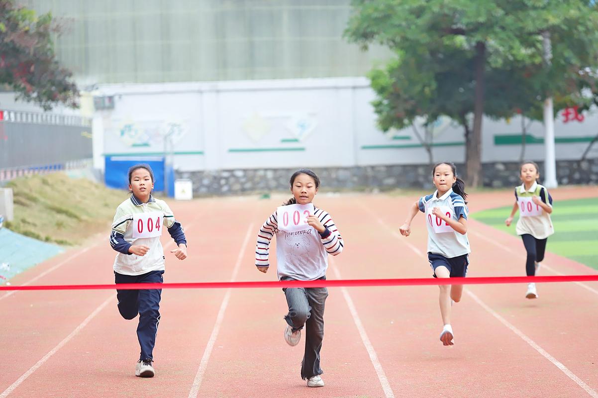 小学体育课学生跑步气喘吁吁场景
