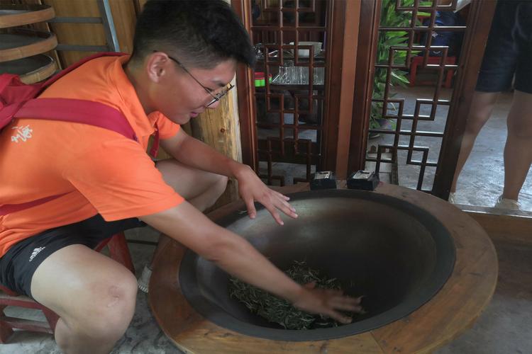 湖北南漳老茶农手工铁锅炒制磨坪贡茶场景