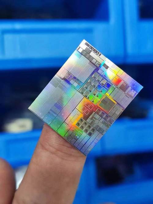 硅基类脑芯片晶圆裸片实物图
