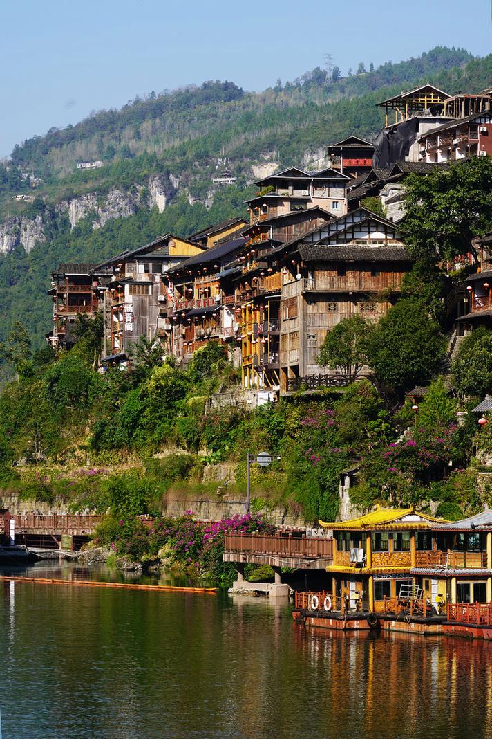 重庆酉阳酉水湾依山而建的土家族吊脚楼群