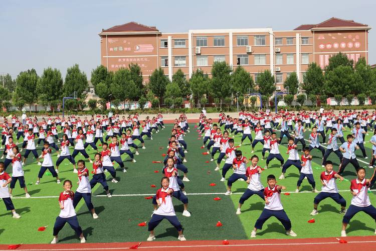 小学大课间操标准化展示学生面无表情特写