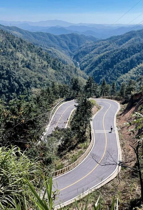 城郊环山骑行土路下坡场景