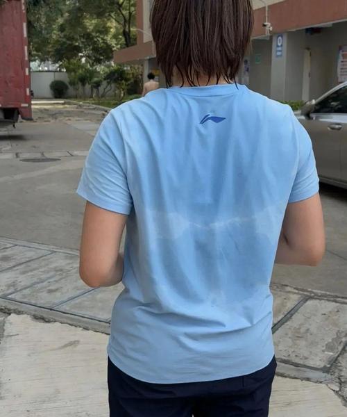夏季户外出行后出汗湿透的纯棉T恤