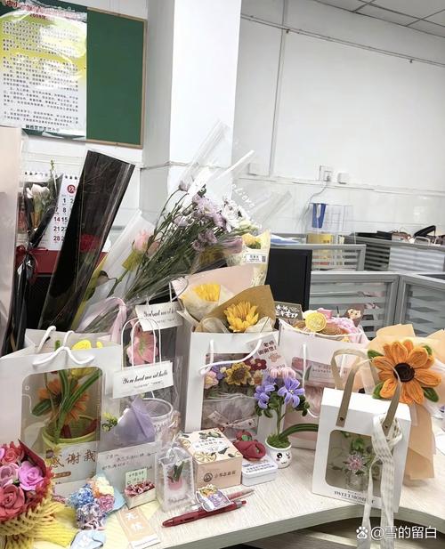 中学班主任办公室堆着学生药品水杯的办公桌