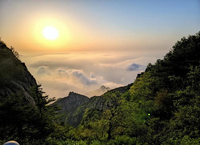南漳南泰山山顶观日台漳河晨雾日出视角